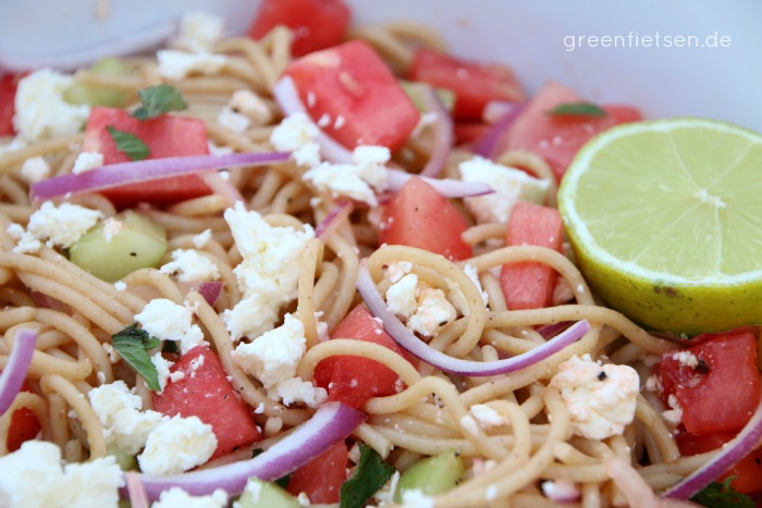 Spaghetti-Salat mit Melone, Feta & Minze - Perfekt für heiße Sommertage!