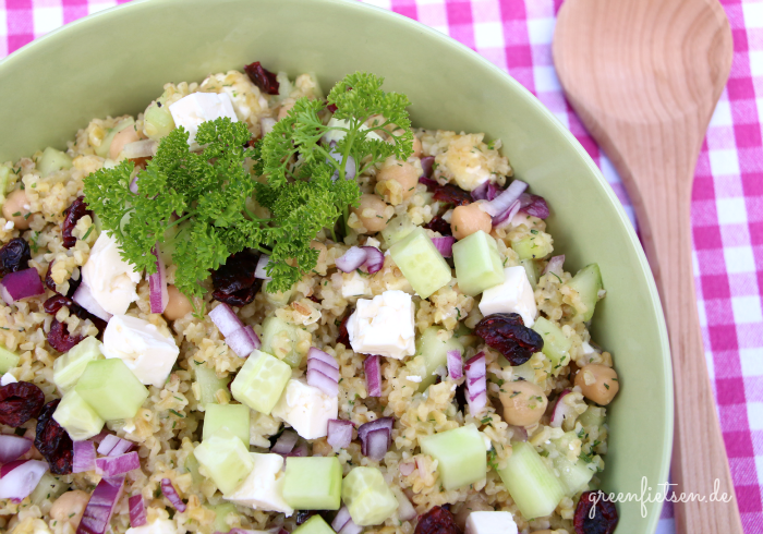 Herzhaft-süßer Sommersalat mit Bulgur, Feta & Cranberries {Rezept}