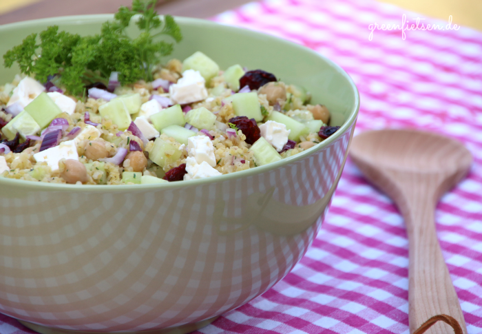 Herzhaft-süßer Sommersalat mit Bulgur, Feta & Cranberries {Rezept}