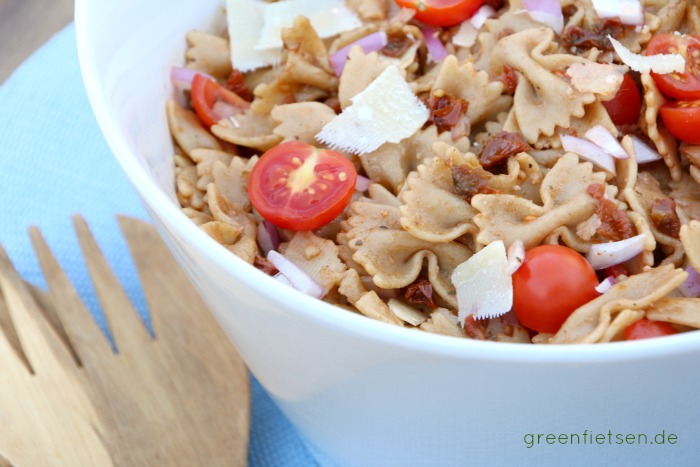 Rezept | Italienischer Nudelsalat mit getrockneten Tomaten und Parmesan