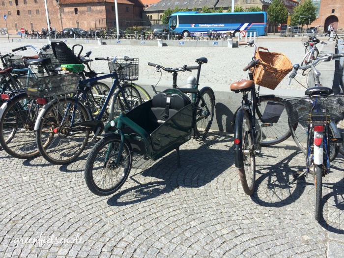 Geparkte Fahrräder vor dem "Schwarzen Diamant", der Königlichen Bibliothek in der Innenstadt von Kopenhagen