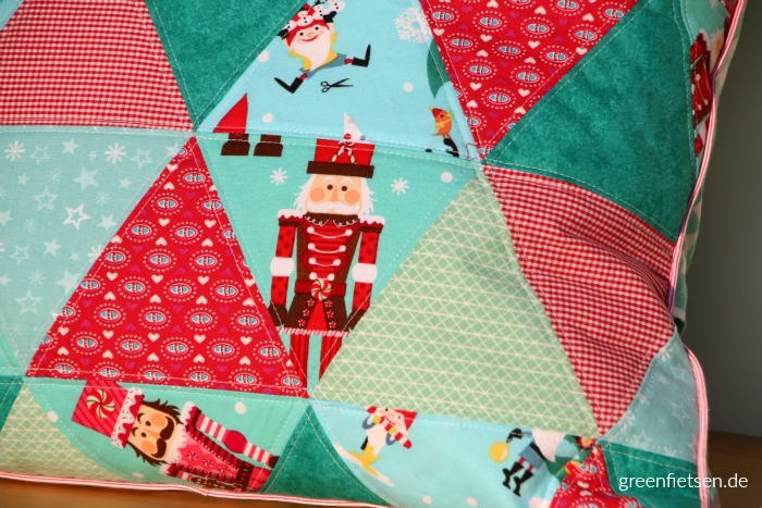 Weihnachtliches Triangle-Kissen "Sixty" mit Nussknacker und Zahnpasta-Paspel