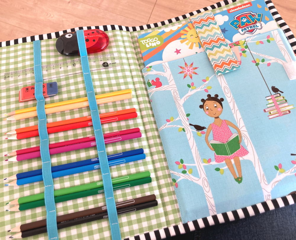 Selbstgenähte Malmape für Kinder, gefüllt mit Buntstiften, Lineal, Radiergummi, Spitzer und einem Malbuch