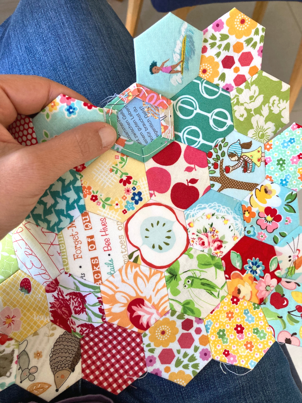 English Paper Piecing: Bunte, aneinandergenähte Hexagone