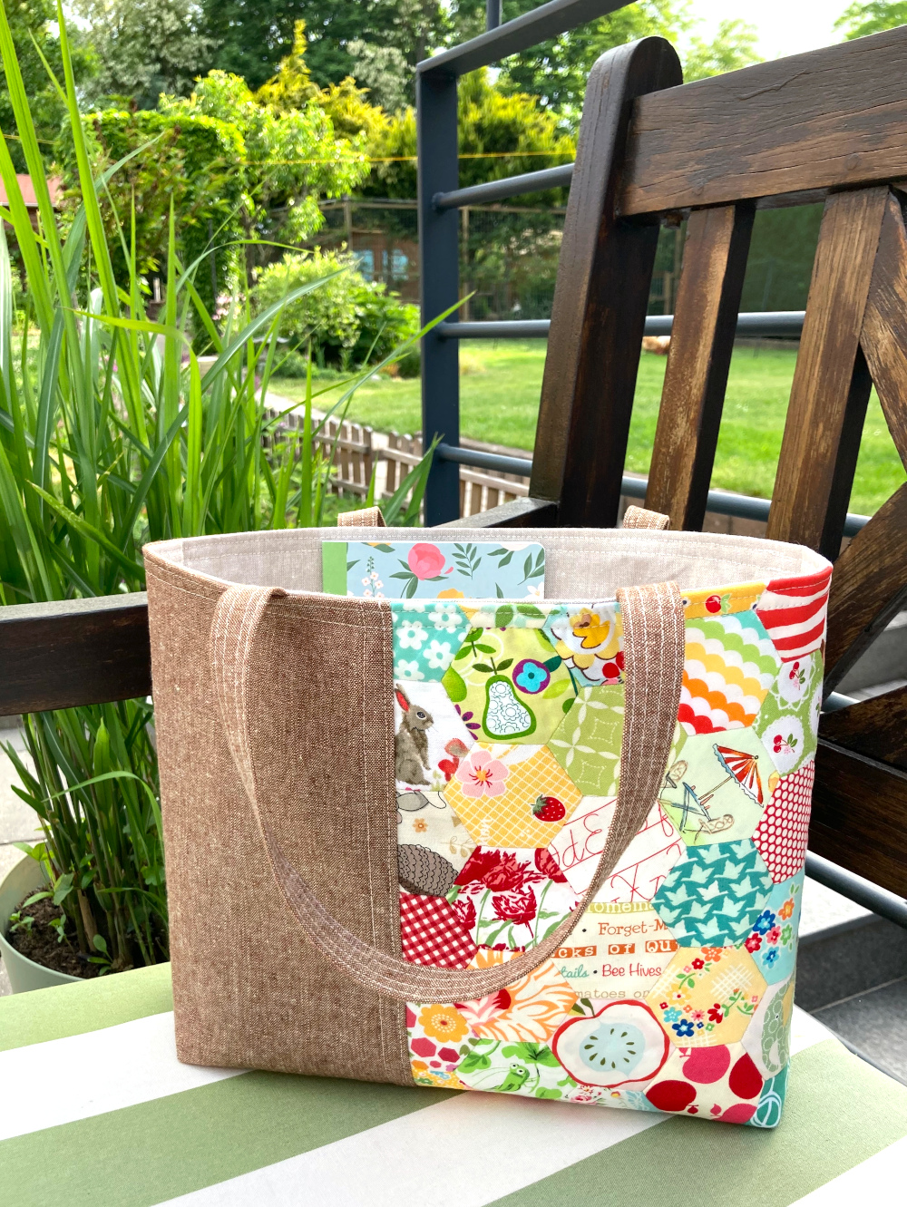 Cumbria Tote Bag auf einer Gartenbank im Grünen