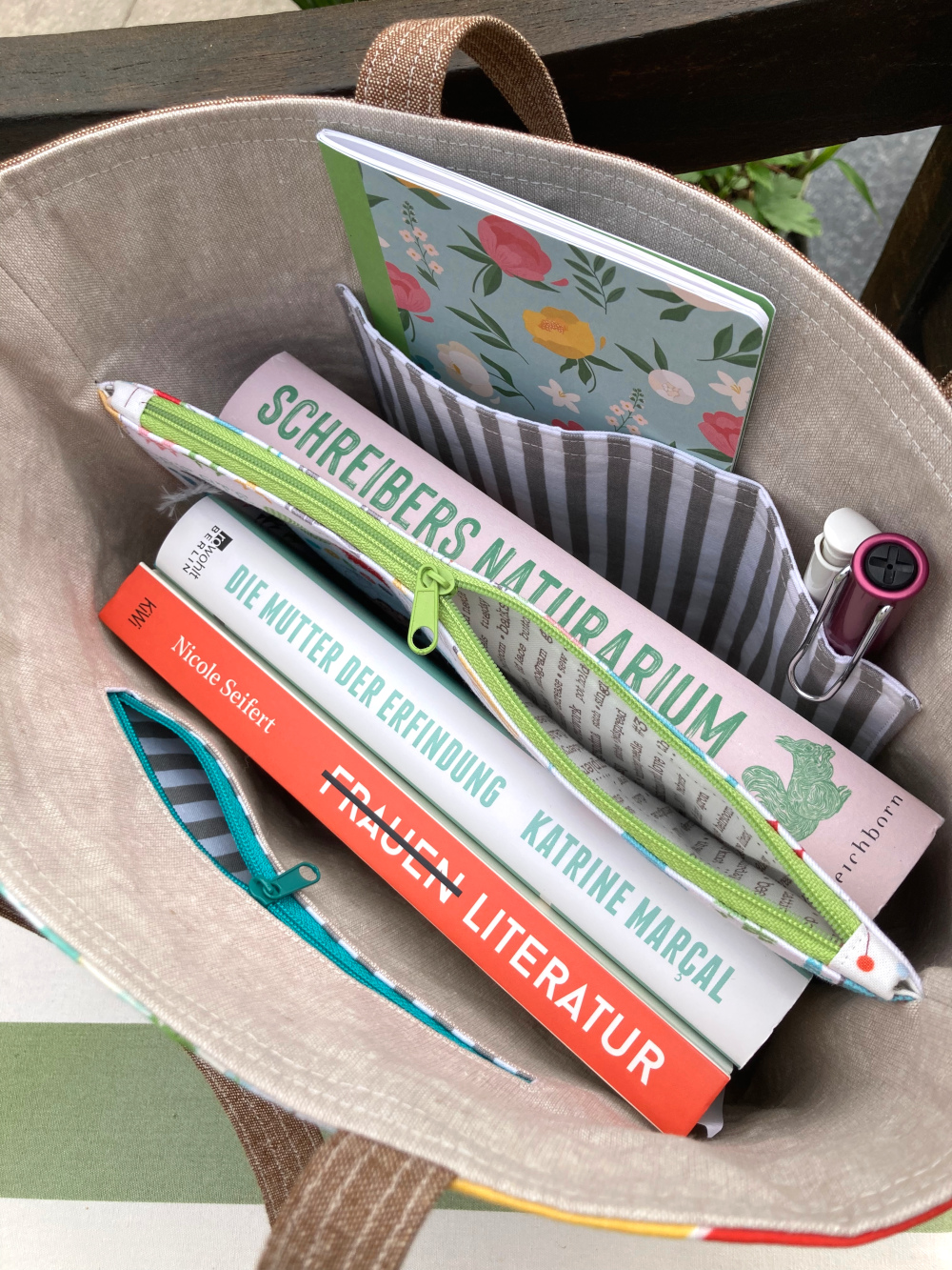 Innenansicht der Cumbria Tote Bag, gefüllt mit drei Büchern, einem Notizheft und zwei Stiften