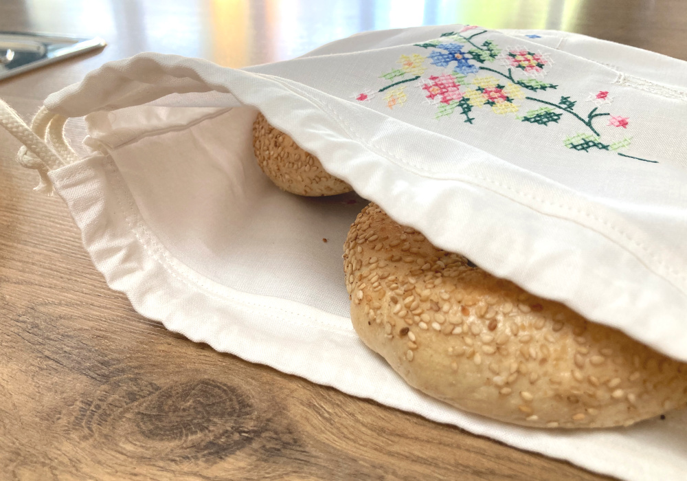 Geöffneter Stoffbeutel, genäht aus alter Tischdecke, darin Bagels