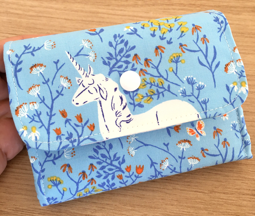 Selbstgenähtes Spielkarten-Etui aus hellblauem Stoff mit Einhorn