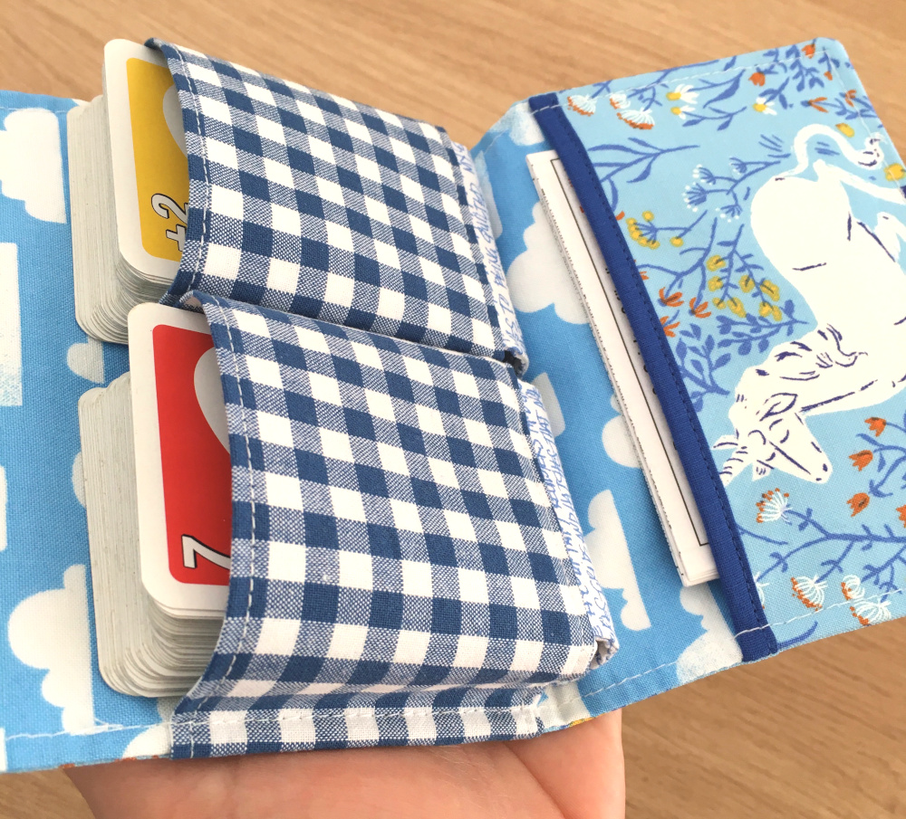 Aufgeklapptes Spielkarten-Etui aus blauen Stoffen