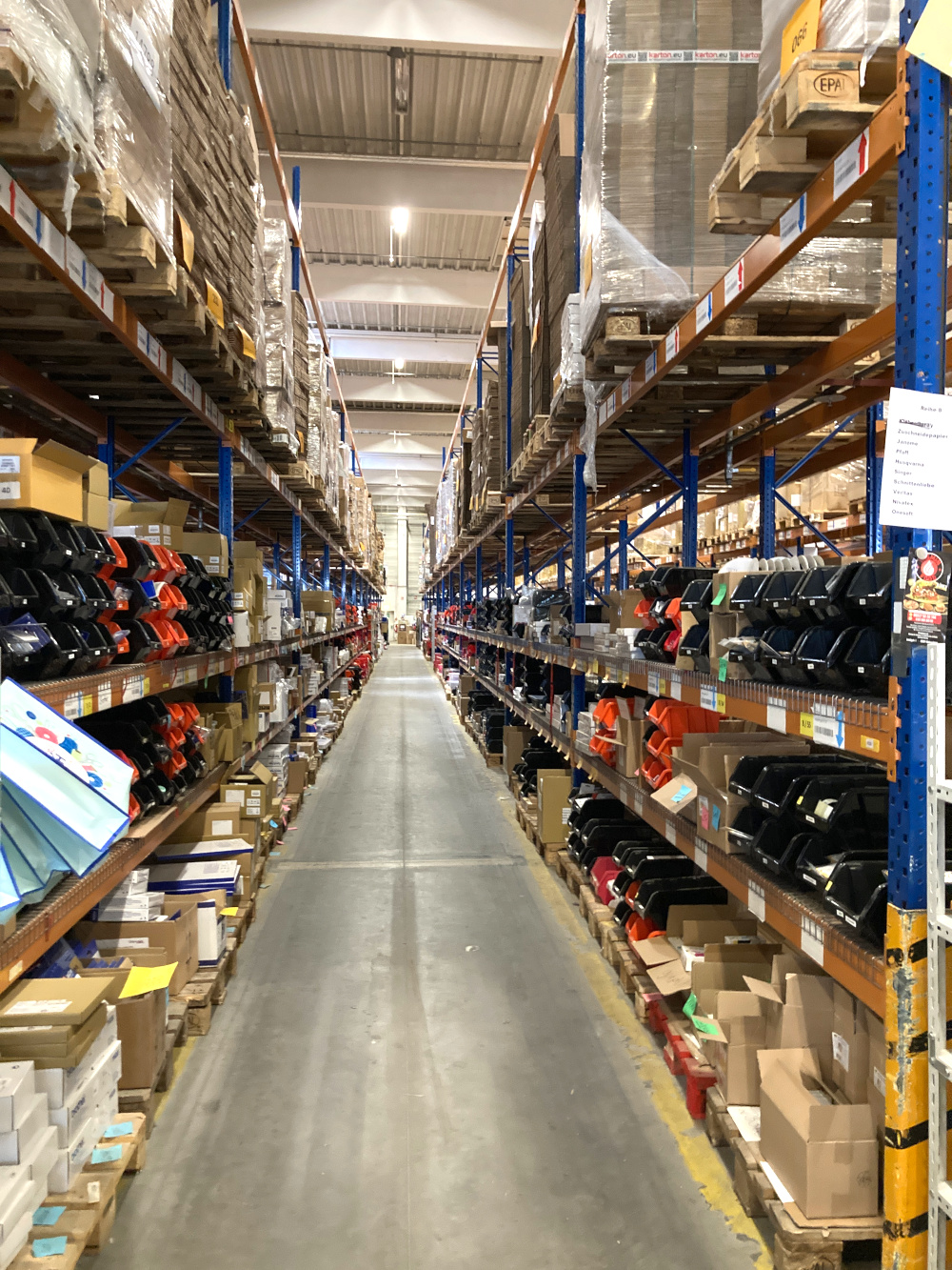 Lager der Nähwelt Flach