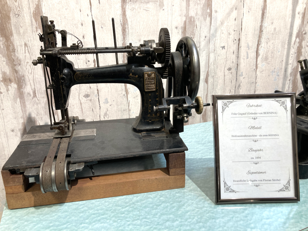 Ausstellungsstück im Ladengeschäft Nähwelt Flach: Hohlsaum-Nähmaschine - die erste Bernina (Baujahr ca. 1894)
