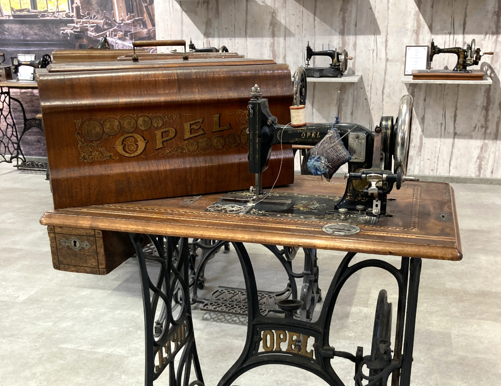 Ausstellungsstück im Ladengeschäft Nähwelt Flach: Alte Opel-Nähmaschine