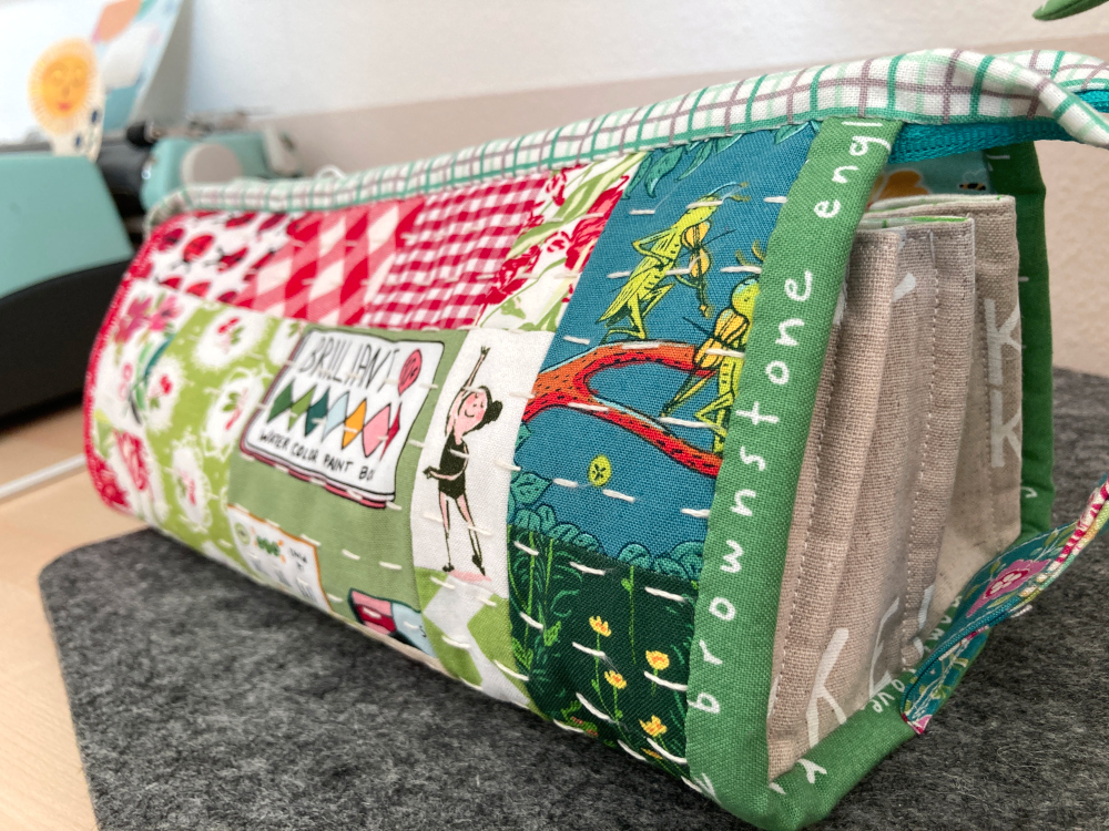 Sew Together Bag aus roten, grünen und weißen Stoffen mit vielen Motiven.