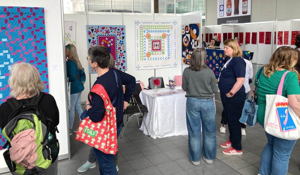 Ausstellung "Geteilt und genäht" von den Challenge Quilters auf der Nadelwelt in Karlsruhe 2026